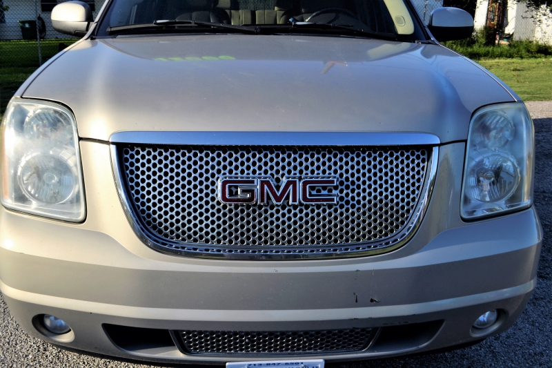 moto-LUCERAM-min_gmc-yukon-truck-grill-2828425